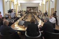 Il pubblico nella sala del consiglio