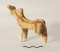 Una figurina di toro di terracotta proveniente dai corredi funerari delle tombe della necropoli paleo-assira di Tell Gomel