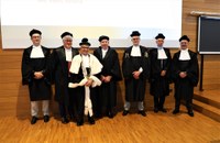 La commissione di laurea con il laureato. Da sinistra Marco Sortino, Alberto De Toni, Roberto Pinton, Giovanni Battista Colussi, Marco Petti, Piero Pinamonti, Pietro Giannattasio (foto Elisa Biancolino)