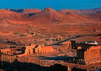 Veduta delle rovine romane di Palmira. In primo piano il Tempio di Beel, poi la via colonnata assieme al teatro e all’agorà. Sullo sfondo il castello arabo di Qala’at Ibn Maan