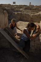 Restauratrice e studentessa dell’Università di Udine al lavoro sul restauro degli intonaci del Palazzo della Città Bassa di Mishrifeh/Qatna, Siria (XV secolo a.C.). Scavo dell'Università di Udine. (Foto Javier Ballester Serrano)