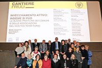 Foto di gruppo finale con i rappresentanti dei dodici progetti