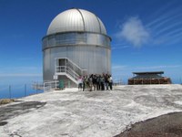 Gli studenti davanti al telescopio NOT