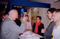 Piero Angela nello stand dell'Università di Udine a Torino