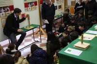 Bambini partecipano partecipano a una dimostrazione scientifica