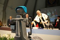 Il robot Doro consegna relazione al rettore 