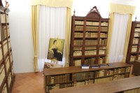 Panoramica della biblioteca con il ritratto della contessa Giuliana Canciani Florio