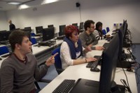 5 studenti nel nuovo laboratorio informatico.jpg