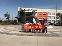 La delegazione alla Danieli China con lo striscione in cinese 'Università di Udine'