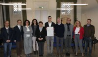 Da sinistra Vincenzo Della Mea, Bruno Barbiani, Emilia Pilati, Camilla Barbiani, Carla Di Loreto, Mattia Nobile, Stefano Mizzaro, Gianluca Foresti, Maria Pia Rosenwirth dell'Area servizi agli studenti Uniud, Daniele Fedeli