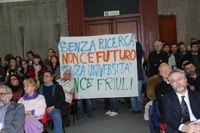 Lo striscione degli studenti, presente in aula magna durante la cerimonia: "Senza ricerca non c'è futuro, senza università non c'è Friuli"