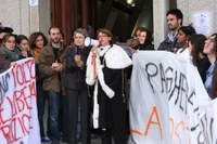 Il rettore, a fine cerimonia, agli studenti manifestanti: "Siete il nostro futuro, siamo con voi e non ci arrenderemo"