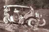 Foto di gruppo su automobile, anni ’30. Collezione Privata Riccardo Tonon