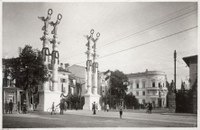 Udine, via Vittorio Veneto, colonne trionfali in occasione della visita del re, 1924