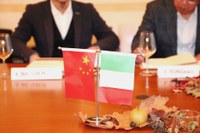 Bandiere Cina e Italia sul tavolo incontro