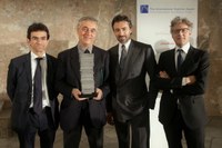 I vincitori del premio, una scultura di Thomas Demand: da sinistra Giovanni La Varra, Stefano Boeri, Manfredi Catella (Hines Italia) e Gianandrea Barreca [foto Englert] 