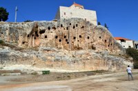 La falesia sulla quale sorge il centro antico di Amioun, dominato dalla chiesa di San Giovanni. Nella parete rocciosa sono scavate decine di tombe di età da definire