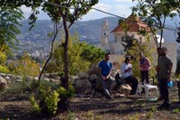 Pausa lavoro presso un giardino alle spalle della chiesa di San Giovanni ad Amioun