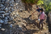 Su un terrazzamento che costeggia la strada principale di Amioun, ricognizione e raccolta di frammenti ceramici antichi