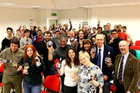 Foto di gruppo con gli studenti che hanno realizzato la nuova birra