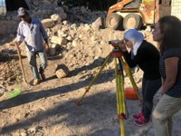 Operazioni di misurazioni archeologiche durante gli scavi ad Amioun