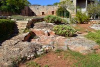 Un’antica cava di pietra inglobata nel giardino di una casa ottocentesca a Btorram