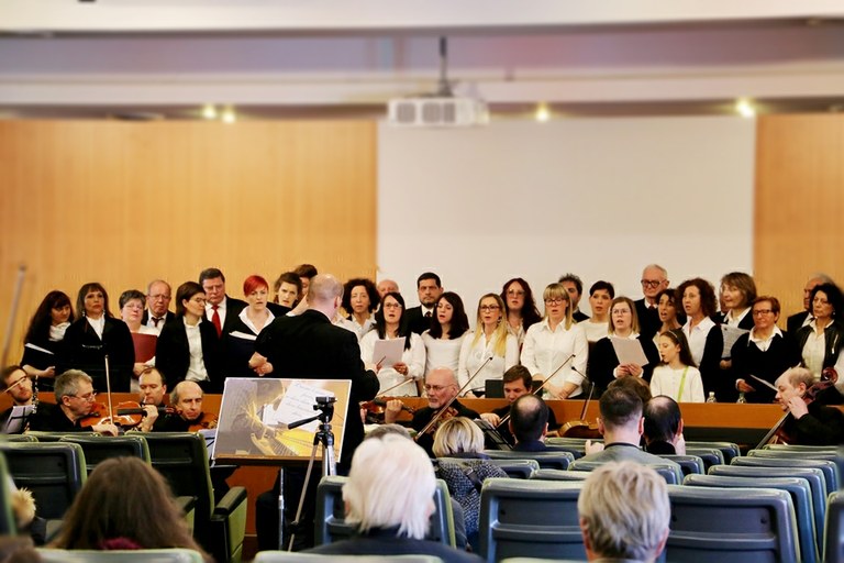 L'Orchestra Jacopo Linussio, il Coro di S.Ilario, diretti dal maestro Daniel Canciani Prochazka 