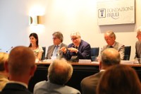 Tavolo relatori e pubblico in sala