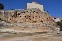 Tombe scavate nella falesia su cui sorge il centro antico di Amioun, dominato dalla chiesa di San Giovanni