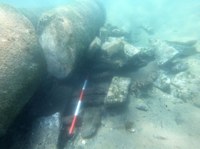 Fiancata della nave preservata al di sotto dei blocchetti lapidei (foto di Massimo Capulli)