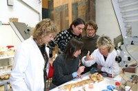 Allievi nel laboratorio della Soprintendenza a Udine