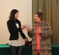 Anna Maria Zecchin consegna il premio a Michela Gasparotto