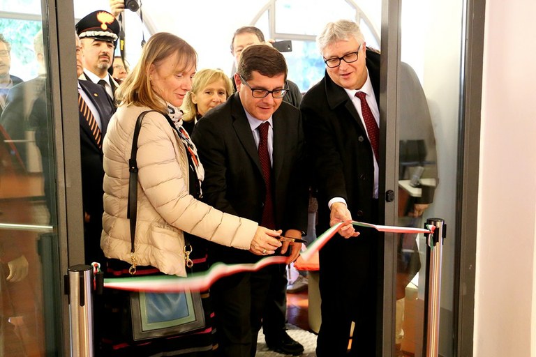 Il taglio del nastro. Da sinistra Antonella Santoro, Salvatore Giuliano e Alberto De Toni