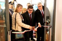 Il taglio del nastro. Da sinistra Antonella Santoro, Salvatore Giuliano e Alberto De Toni